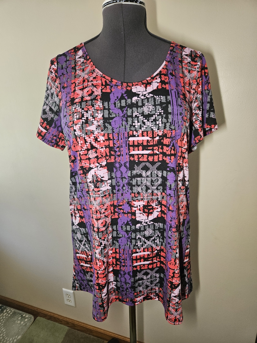 LuLaRoe Sz L. Scoop Neck Short Sleeve Tunic in Purple & Coral Abstract Print